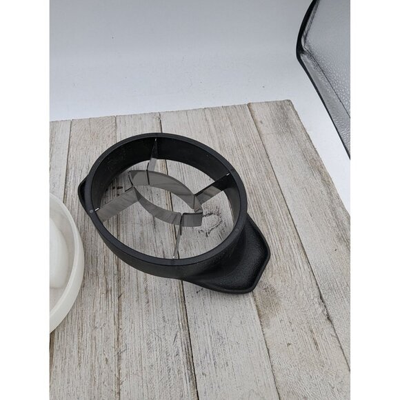 Pampered Chef #2418 Mango Wedger & Corer with Blade Cover - Picture 3 of 4